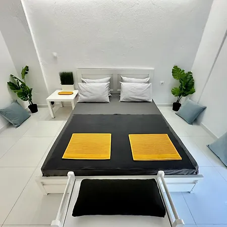 Four Seasons - The White Queen House Kriopigi