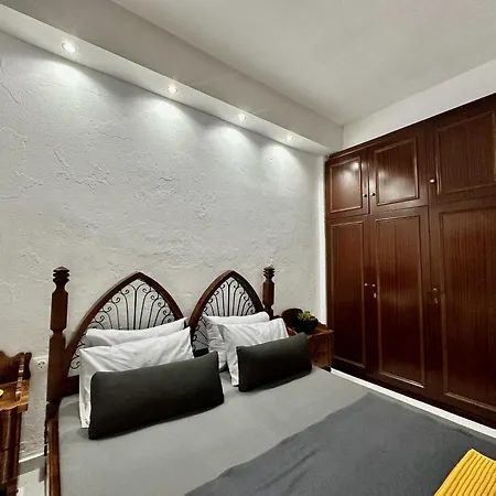 Four Seasons - The White Queen House *