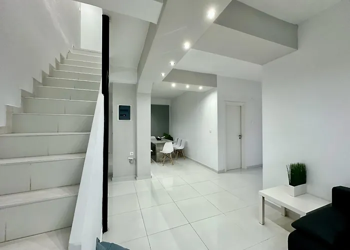 Four Seasons - The White Queen House * 克里皮吉