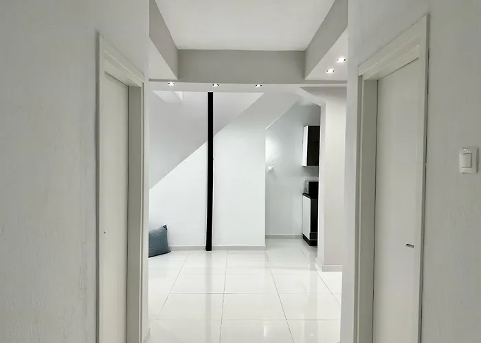 Four Seasons - The White Queen House