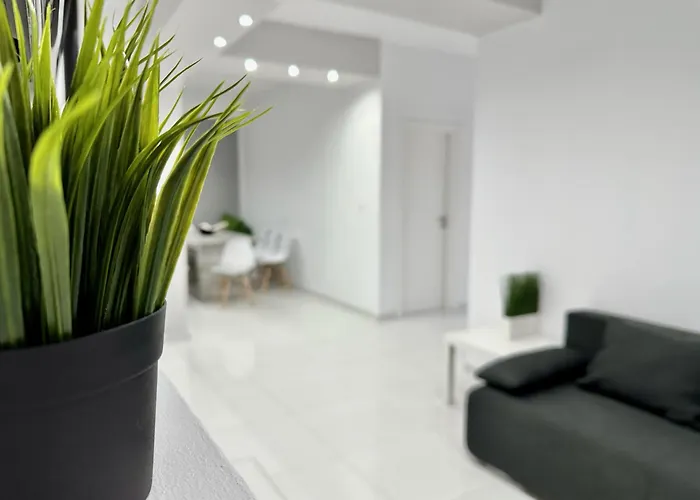 Four Seasons - The White Queen House * 克里皮吉