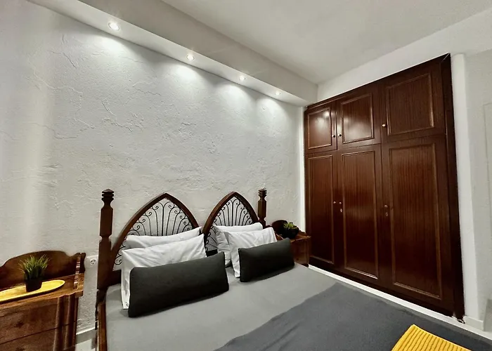 Four Seasons - The White Queen House *