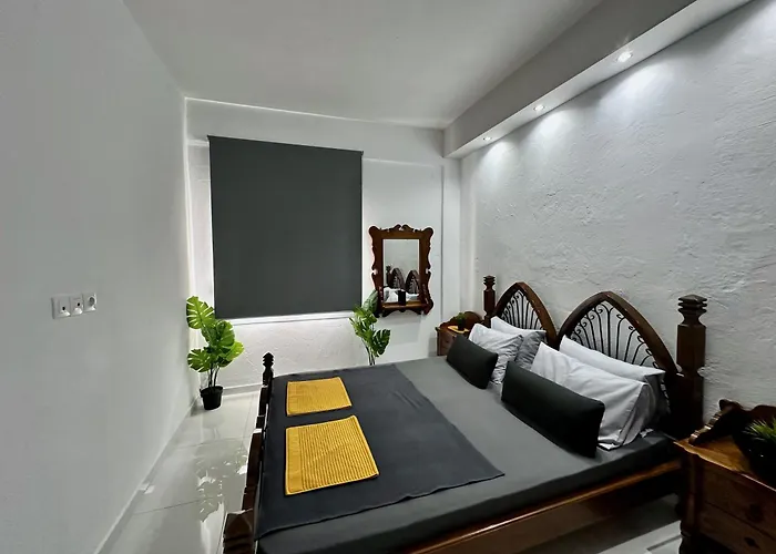 Four Seasons - The White Queen House