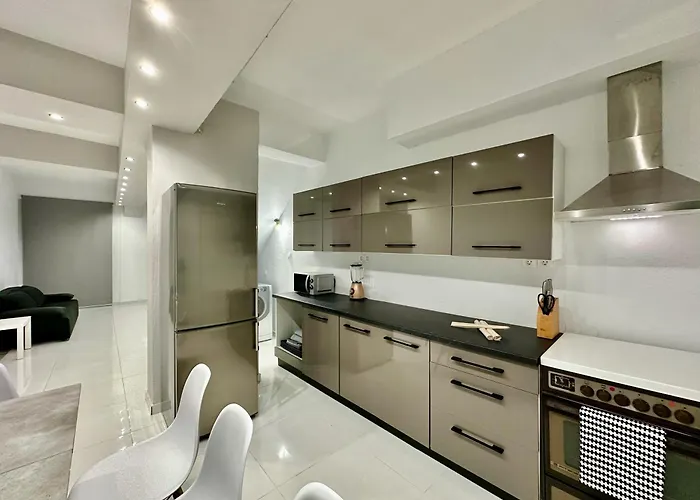 Four Seasons - The White Queen House * 克里皮吉